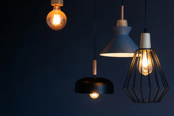 Vier verschiedene Hängelampen